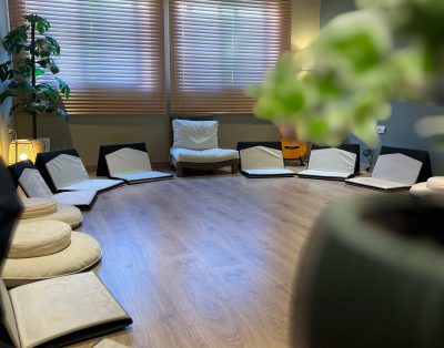 Salle de thérapie de groupe et de méditation